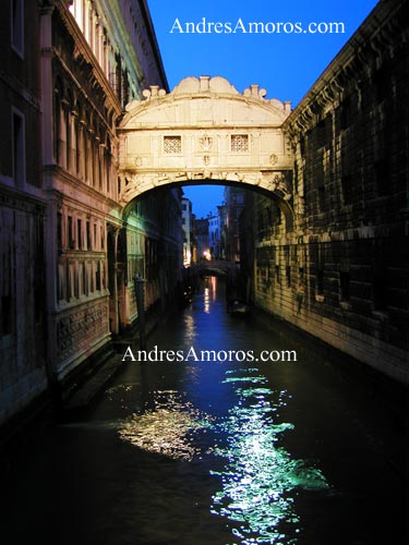 Puente sobre canal (Venecia)
