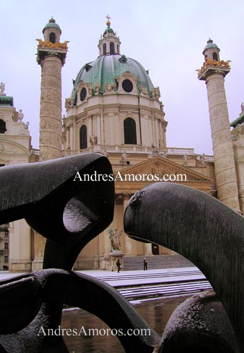 Escultura de Henry Moore e Iglesia (Viena)